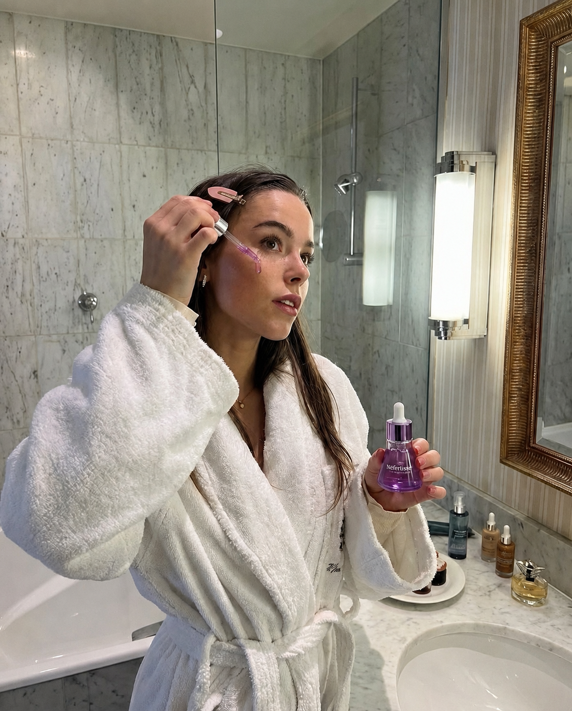 Femme à la peau douce après utilisation de Néfertisse